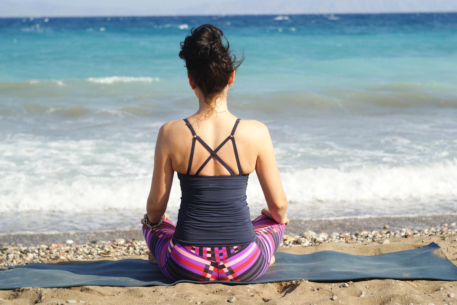 Persona meditando en la naturaleza para reconectarse con las resonancias Schumann